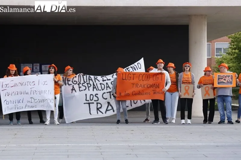 Concentración de Cuidadores Técnicos de Servicios Asistenciales ante la Delegación de la Junta en Salamanca. Foto de David Sañudo