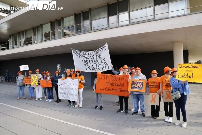 Concentración de Cuidadores Técnicos de Servicios Asistenciales ante la Delegación de la Junta en Salamanca. Foto de David Sañudo