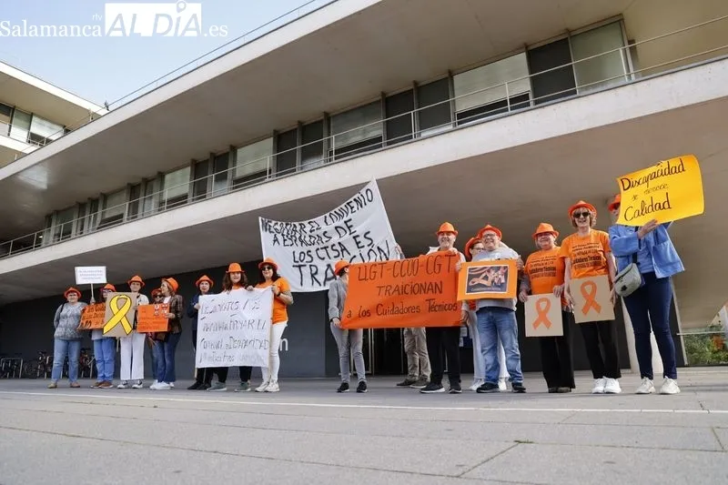 Concentración de Cuidadores Técnicos de Servicios Asistenciales ante la Delegación de la Junta en Salamanca. Foto de David Sañudo