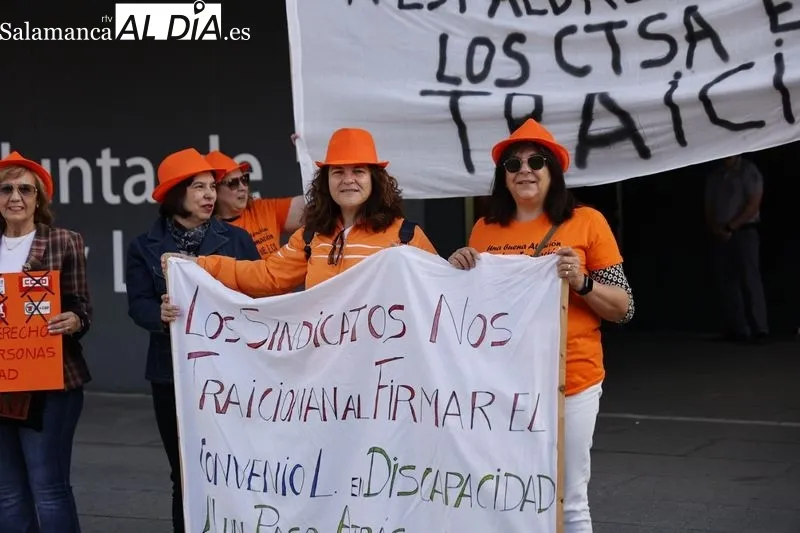 Concentración de Cuidadores Técnicos de Servicios Asistenciales ante la Delegación de la Junta en Salamanca. Foto de David Sañudo
