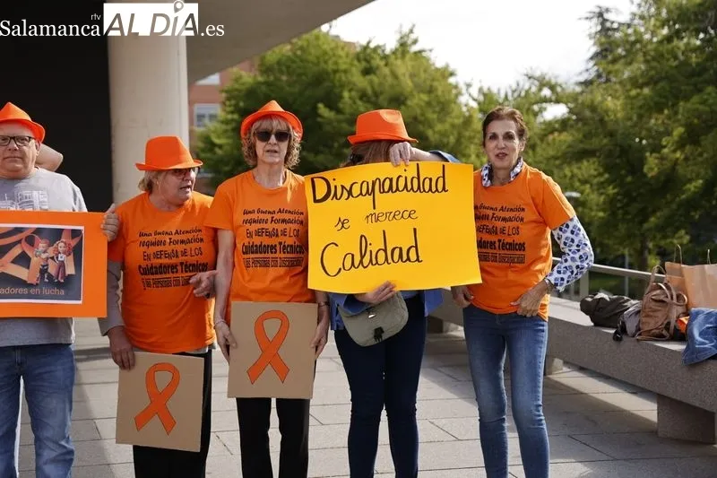 Concentración de Cuidadores Técnicos de Servicios Asistenciales ante la Delegación de la Junta en Salamanca. Foto de David Sañudo