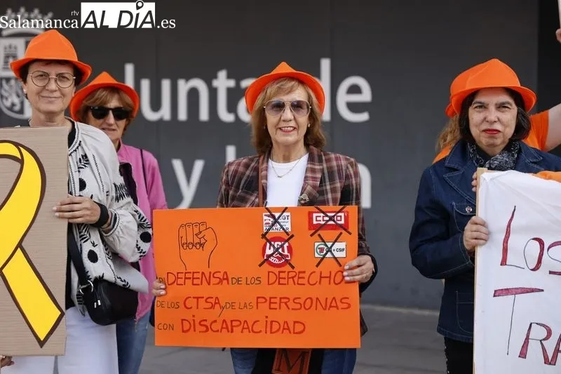 Concentración de Cuidadores Técnicos de Servicios Asistenciales ante la Delegación de la Junta en Salamanca. Foto de David Sañudo