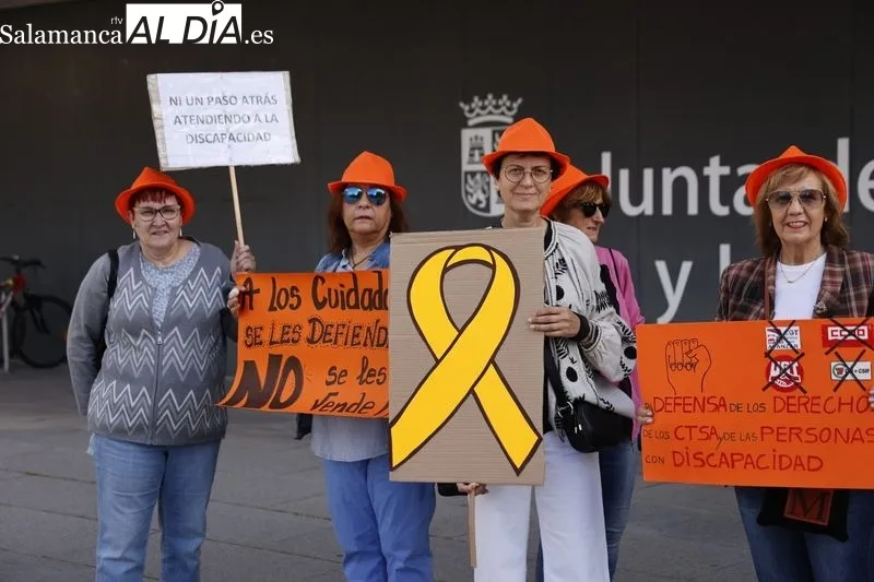 Concentración de Cuidadores Técnicos de Servicios Asistenciales ante la Delegación de la Junta en Salamanca. Foto de David Sañudo