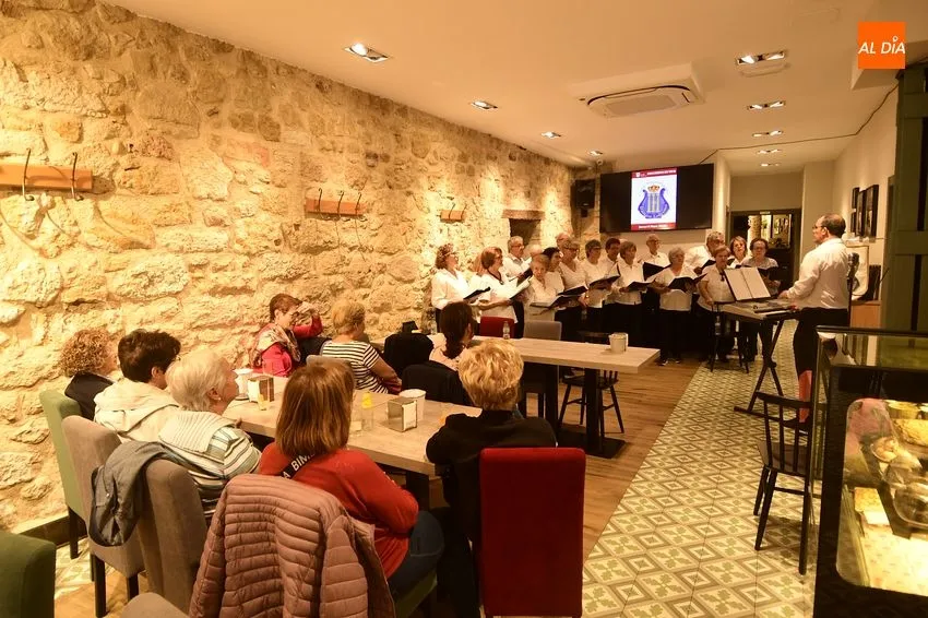 Foto 5 - La Coral D&aacute;maso Ledesma sorprende a turistas y clientes del Restaurante Castilla