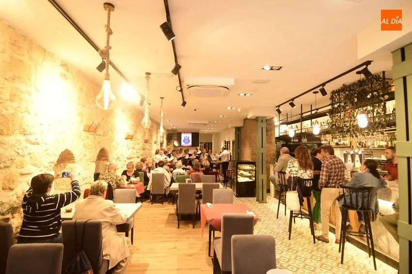 Foto 4 - La Coral D&aacute;maso Ledesma sorprende a turistas y clientes del Restaurante Castilla