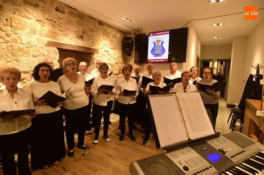 Foto 2 - La Coral D&aacute;maso Ledesma sorprende a turistas y clientes del Restaurante Castilla