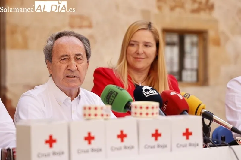 Cruz Roja en Salamanca presentaba el Día de la Banderita en favor de la infancia en la plaza de San Benito. Foto de David Sañudo