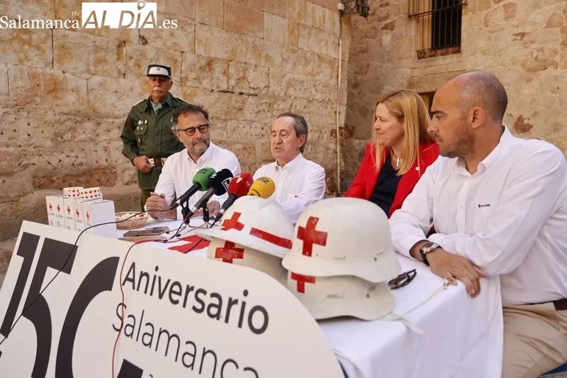 Cruz Roja en Salamanca presentaba el Día de la Banderita en favor de la infancia en la plaza de San Benito. Foto de David Sañudo