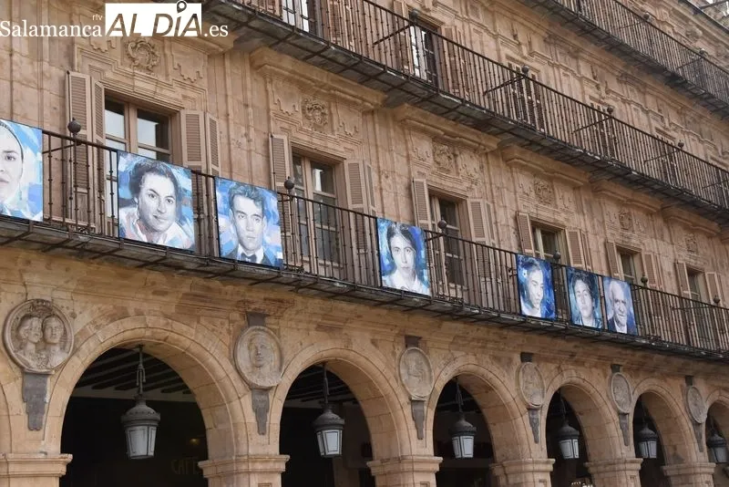 Cuadros de Florencio Maillo en balcones de la Plaza Mayor de Salamanca. Foto de Vanesa Martins