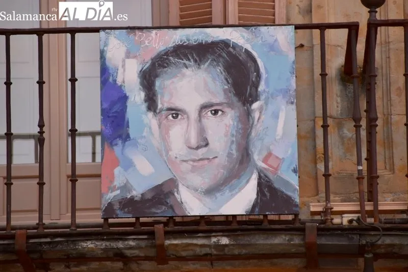 Cuadros de Florencio Maillo en balcones de la Plaza Mayor de Salamanca. Foto de Vanesa Martins