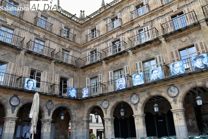Exposición de Florencio Maíllo con retratos de Lorca y sus amigos en la Plaza Mayor. Foto de David Sañudo