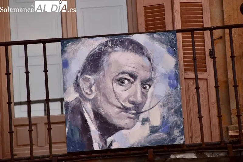 Cuadros de Florencio Maillo en balcones de la Plaza Mayor de Salamanca. Foto de Vanesa Martins