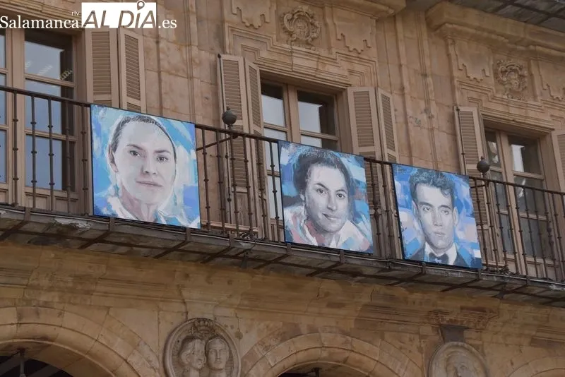 Cuadros de Florencio Maillo en balcones de la Plaza Mayor de Salamanca. Foto de Vanesa Martins