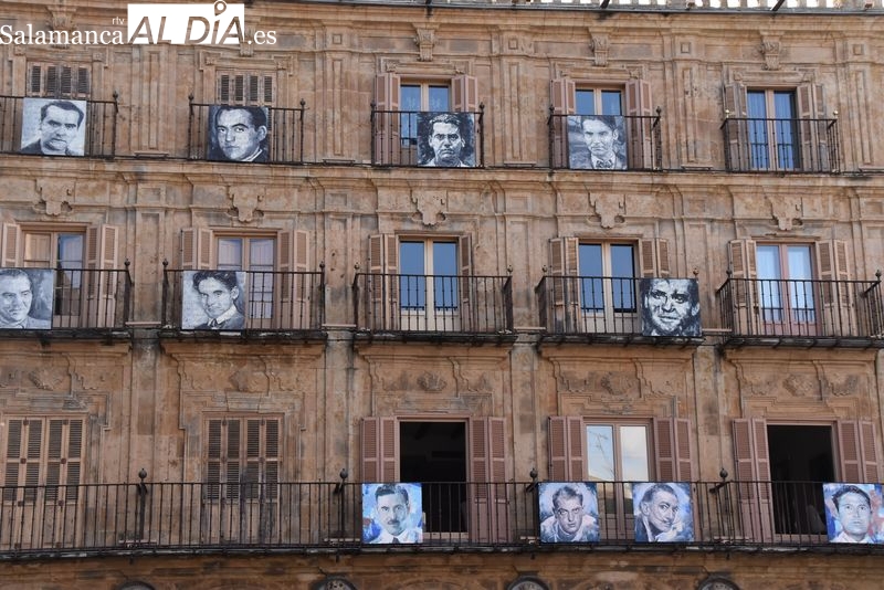 Cuadros de Florencio Maillo en balcones de la Plaza Mayor de Salamanca. Foto de Vanesa Martins