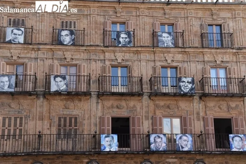 Exposición de Florencio Maíllo con retratos de Lorca y sus amigos en la Plaza Mayor. Foto de David Sañudo
