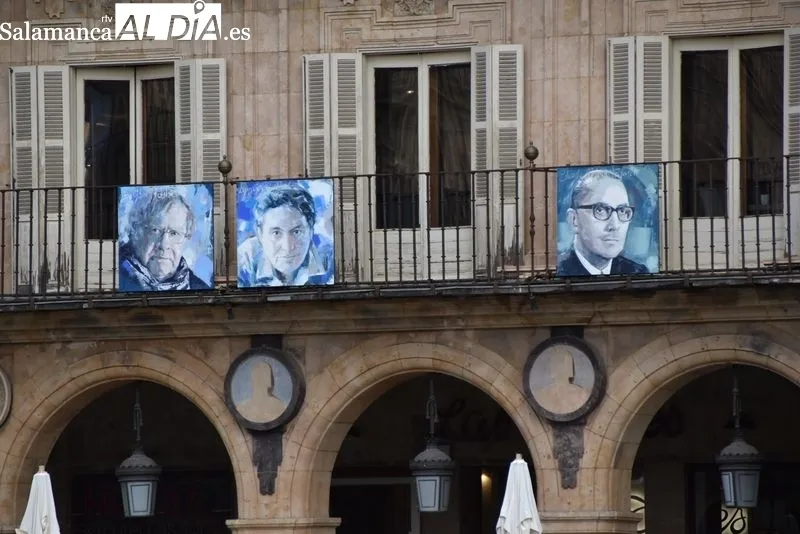 Exposición de Florencio Maíllo con retratos de Lorca y sus amigos en la Plaza Mayor. Foto de David Sañudo