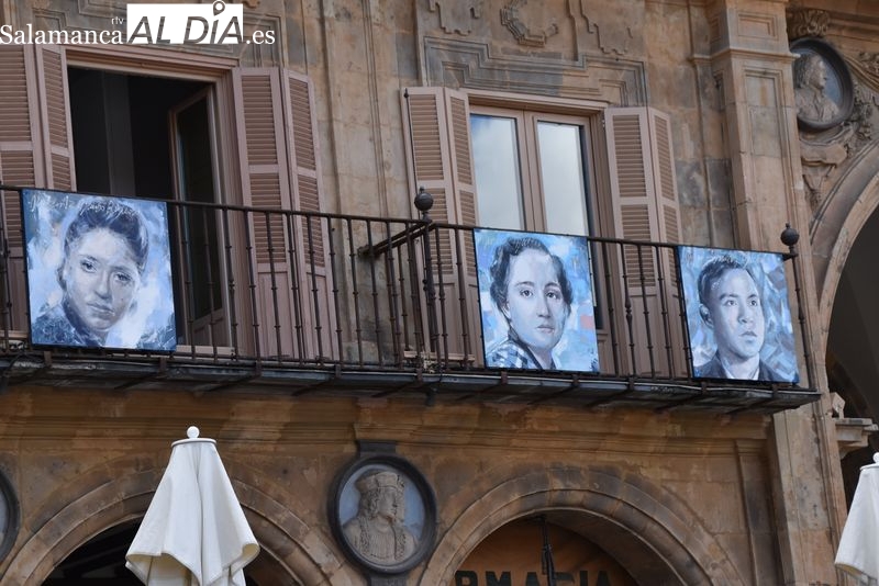 Cuadros de Florencio Maillo en balcones de la Plaza Mayor de Salamanca. Foto de Vanesa Martins