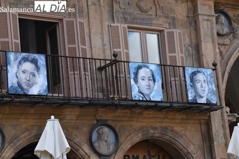 Cuadros de Florencio Maillo en balcones de la Plaza Mayor de Salamanca. Foto de Vanesa Martins