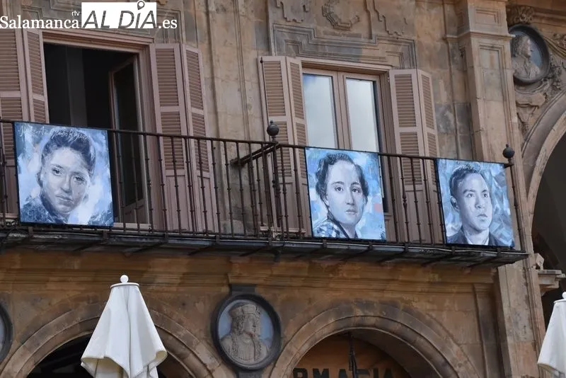 Exposición de Florencio Maíllo con retratos de Lorca y sus amigos en la Plaza Mayor. Foto de David Sañudo
