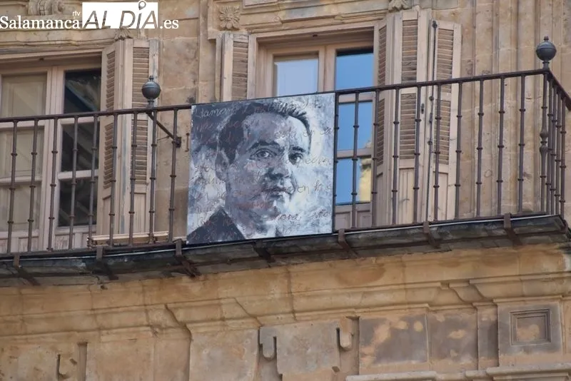 Exposición de Florencio Maíllo con retratos de Lorca y sus amigos en la Plaza Mayor. Foto de David Sañudo