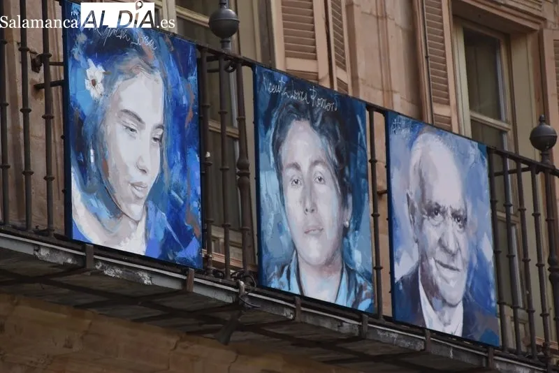 Cuadros de Florencio Maillo en balcones de la Plaza Mayor de Salamanca. Foto de Vanesa Martins