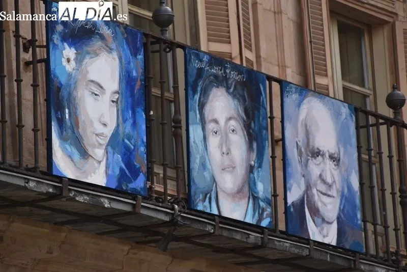 Exposición de Florencio Maíllo con retratos de Lorca y sus amigos en la Plaza Mayor. Foto de David Sañudo