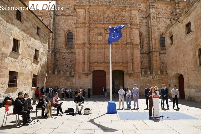 La Universidad de Salamanca y el Ayuntamiento de Salamanca conmemoraron el Día de Europa en el Patio de Escuelas. Foto de David Sañudo