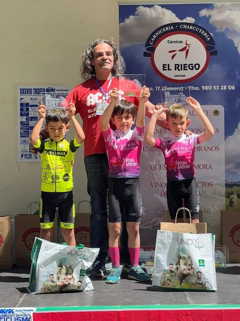 Corredores del Promesal tras la primera carrera de la Copa CyL de Escuelas Ruta