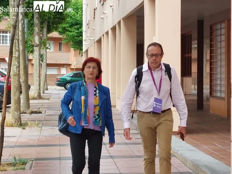 La candidata de Podemos-IU-AV, Carmen Díez, ha votado en el barrio de El Zurguén. Fotos: Carlos Cuervo