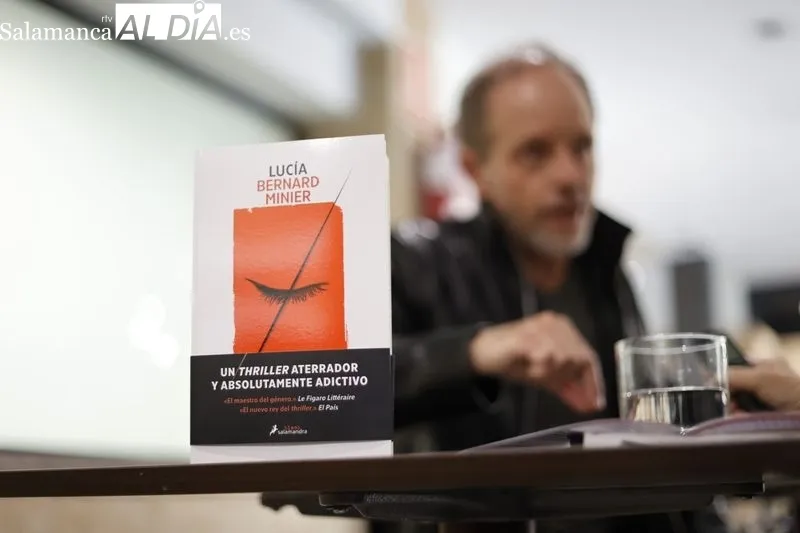 Entrevista de Charo Ruano al escritor francés Bernar Minier, autor de la novela ‘Lucía’, ambientada en Salamanca. Foto de David Sañudo