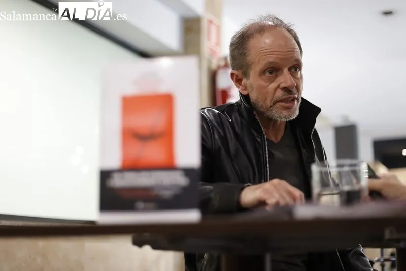 Entrevista de Charo Ruano al escritor francés Bernar Minier, autor de la novela ‘Lucía’, ambientada en Salamanca. Foto de David Sañudo