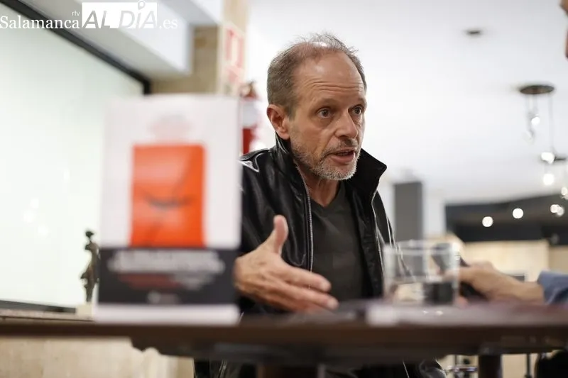Entrevista de Charo Ruano al escritor francés Bernar Minier, autor de la novela ‘Lucía’, ambientada en Salamanca. Foto de David Sañudo