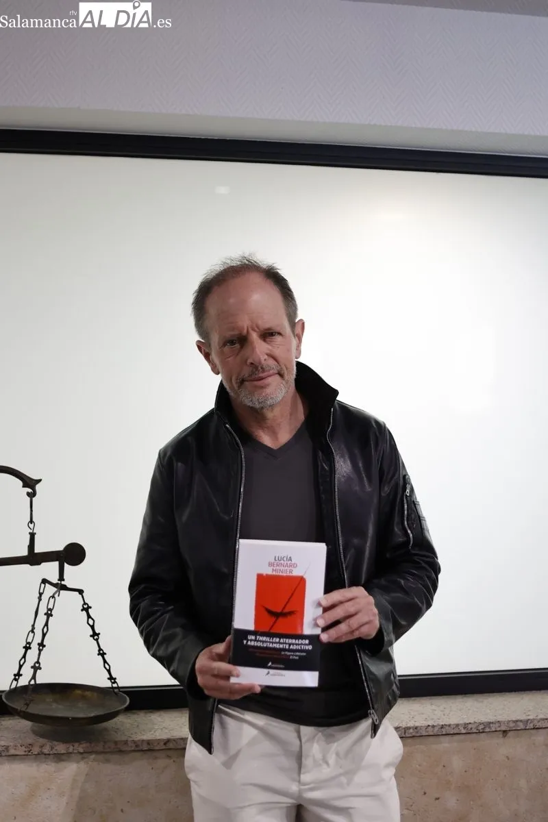 Entrevista de Charo Ruano al escritor francés Bernar Minier, autor de la novela ‘Lucía’, ambientada en Salamanca. Foto de David Sañudo