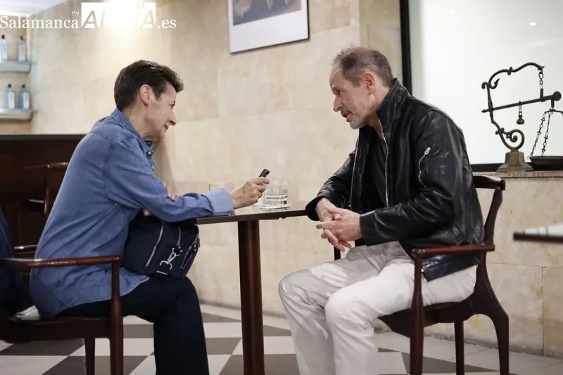 Entrevista de Charo Ruano al escritor francés Bernar Minier, autor de la novela ‘Lucía’, ambientada en Salamanca. Foto de David Sañudo