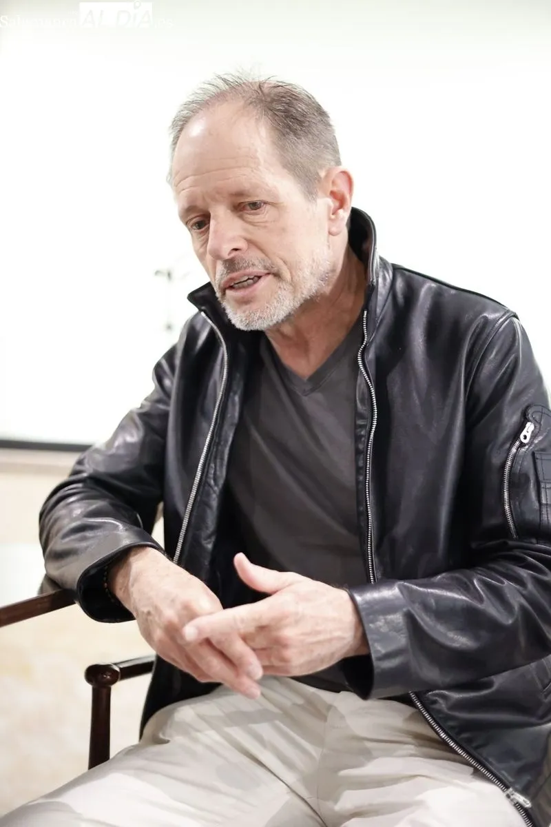 Entrevista de Charo Ruano al escritor francés Bernar Minier, autor de la novela ‘Lucía’, ambientada en Salamanca. Foto de David Sañudo