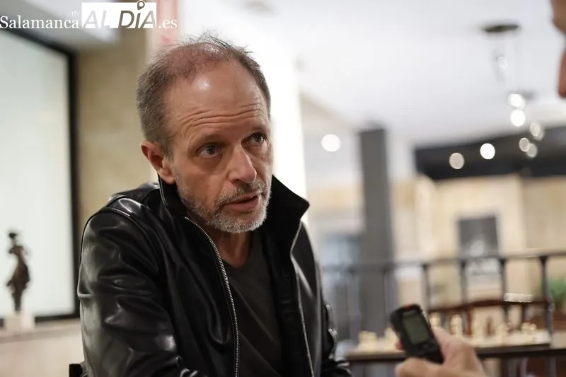Entrevista de Charo Ruano al escritor francés Bernar Minier, autor de la novela ‘Lucía’, ambientada en Salamanca. Foto de David Sañudo