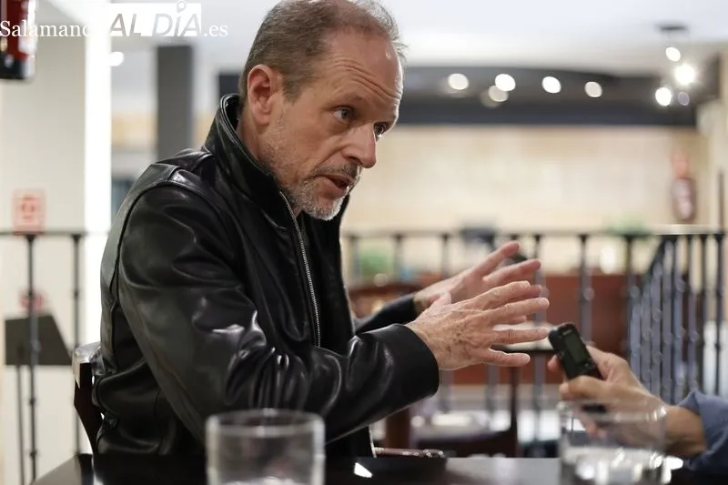 Entrevista de Charo Ruano al escritor francés Bernar Minier, autor de la novela ‘Lucía’, ambientada en Salamanca. Foto de David Sañudo
