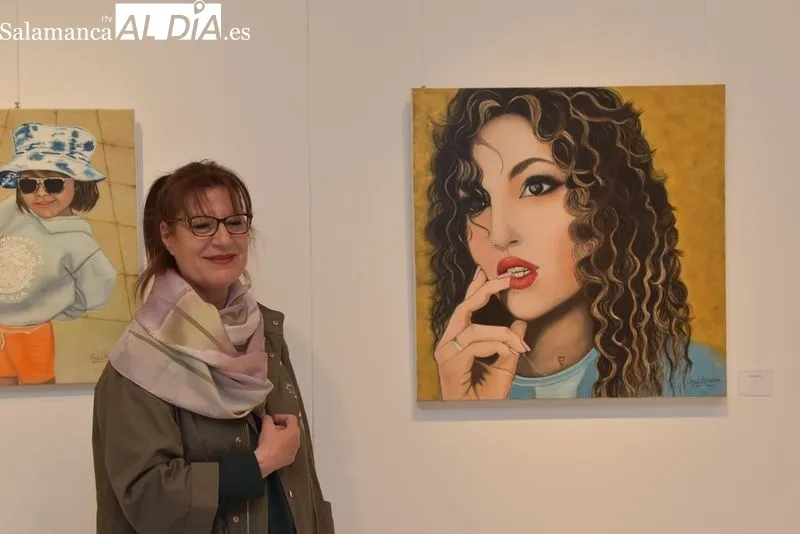 Pinturas de Ana Julián Bernabeu en la sala de exposiciones del Centro Municipal de la plaza de Trujillo, en Salamanca