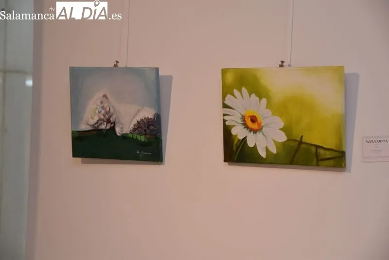 Pinturas de Ana Julián Bernabeu en la sala de exposiciones del Centro Municipal de la plaza de Trujillo, en Salamanca