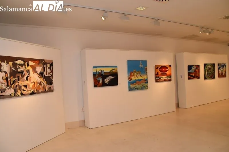Pinturas de Ana Julián Bernabeu en la sala de exposiciones del Centro Municipal de la plaza de Trujillo, en Salamanca