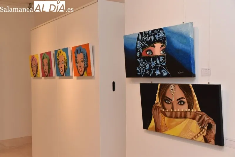 Pinturas de Ana Julián Bernabeu en la sala de exposiciones del Centro Municipal de la plaza de Trujillo, en Salamanca