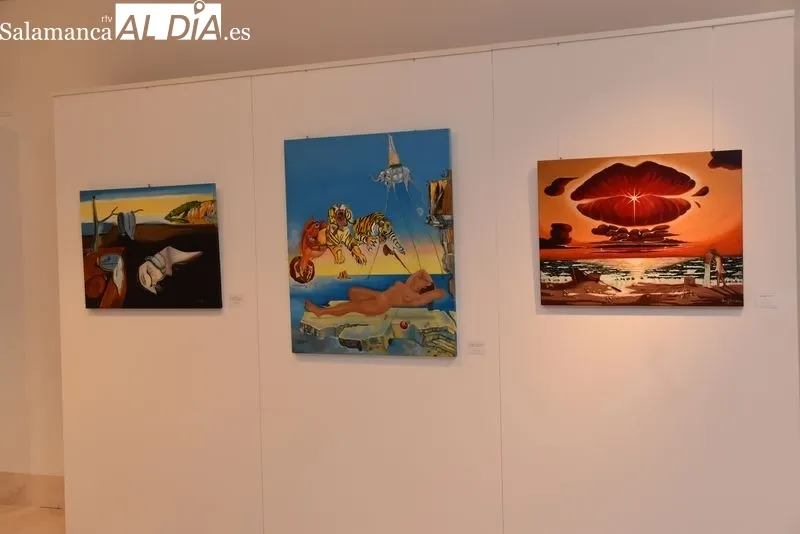 Pinturas de Ana Julián Bernabeu en la sala de exposiciones del Centro Municipal de la plaza de Trujillo, en Salamanca