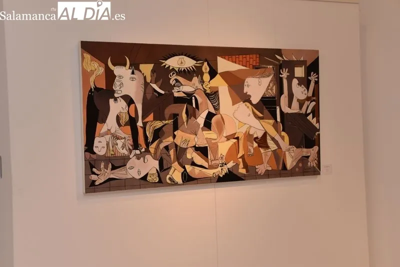 Pinturas de Ana Julián Bernabeu en la sala de exposiciones del Centro Municipal de la plaza de Trujillo, en Salamanca