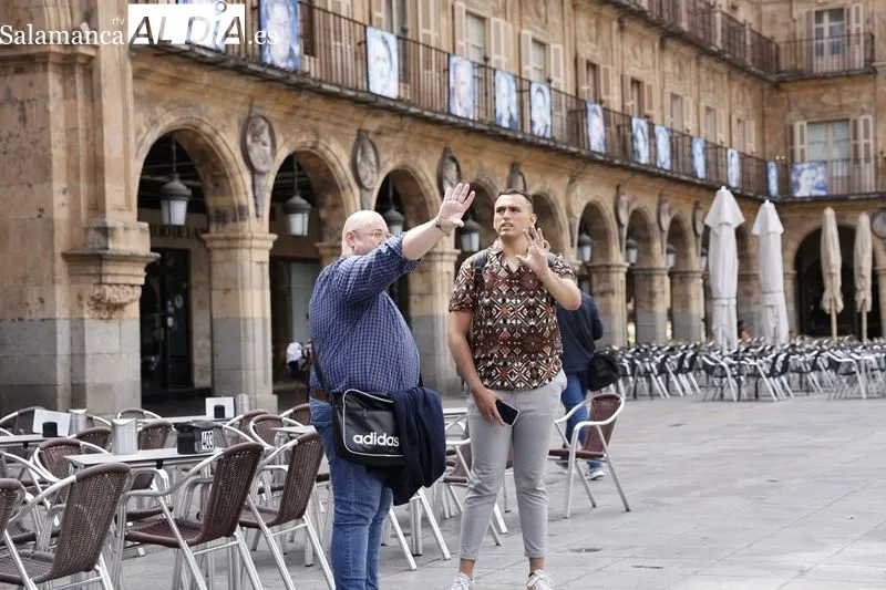 Exposición de Florencio Maíllo con retratos de Lorca y sus amigos en la Plaza Mayor. Foto de David Sañudo