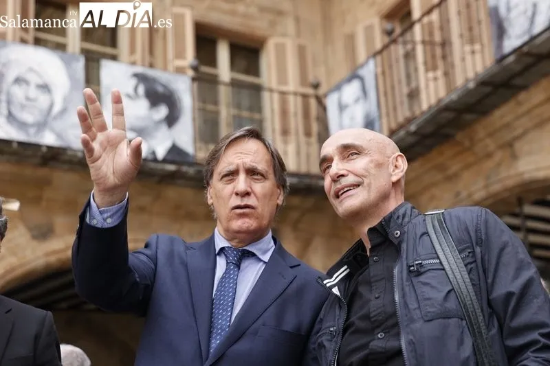 Exposición de Florencio Maíllo con retratos de Lorca y sus amigos en la Plaza Mayor. Foto de David Sañudo