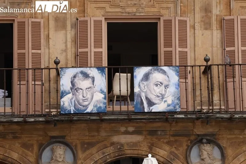 Exposición de Florencio Maíllo con retratos de Lorca y sus amigos en la Plaza Mayor. Foto de David Sañudo