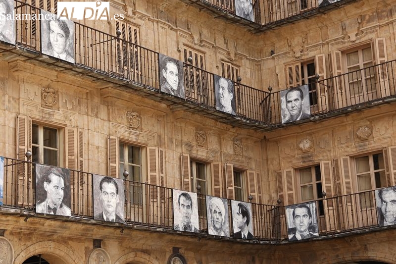 Exposición de Florencio Maíllo con retratos de Lorca y sus amigos en la Plaza Mayor. Foto de David Sañudo