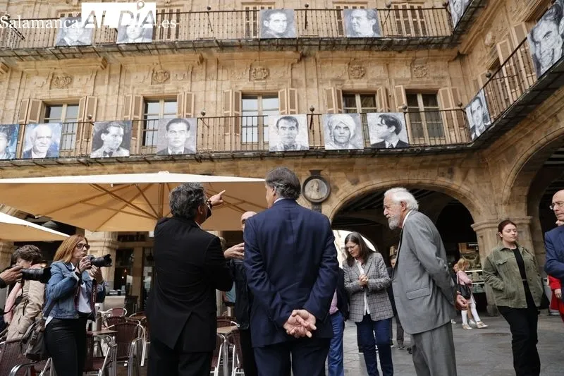 Exposición de Florencio Maíllo con retratos de Lorca y sus amigos en la Plaza Mayor. Foto de David Sañudo