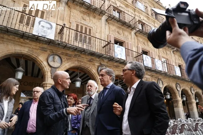 Exposición de Florencio Maíllo con retratos de Lorca y sus amigos en la Plaza Mayor. Foto de David Sañudo