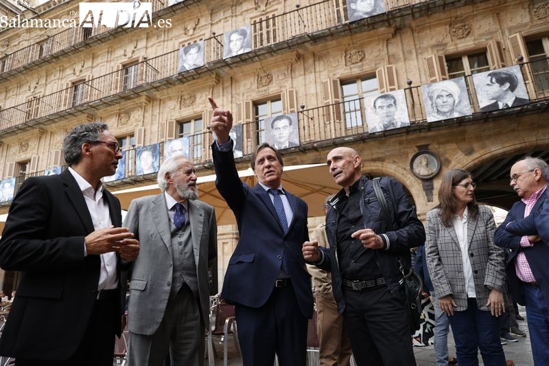 Exposición de Florencio Maíllo con retratos de Lorca y sus amigos en la Plaza Mayor. Foto de David Sañudo